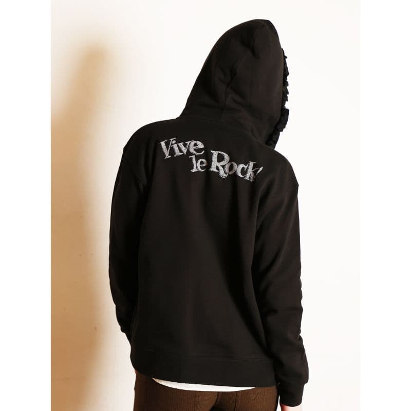 前面にフリルをあしらったジップアップフーディ Black 着用画像 背面