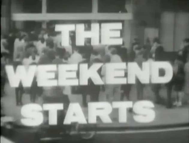 "THE WEEKEND STARTS HERE" Crew Sweat〈Black〉