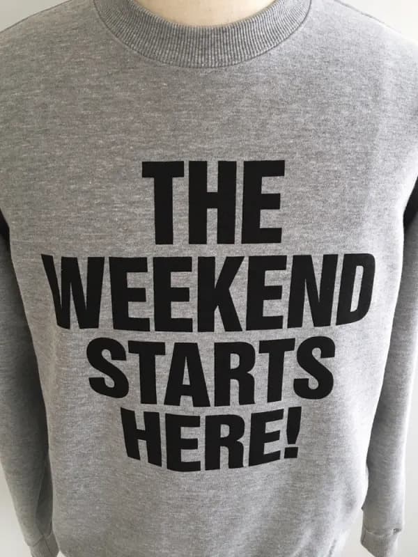 "THE WEEKEND STARTS HERE" Crew Sweat〈Heather Grey〉