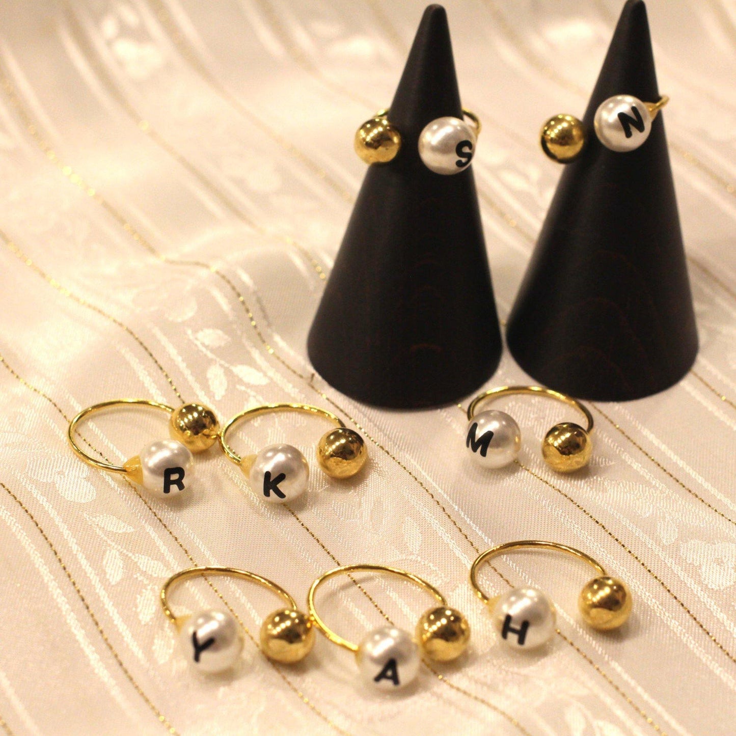 Aquvii(アクビ) | 指輪とイヤーカフどちらでも使えるイニシャル入りパールのアクセサリー Initial Pearl 2way ring - Sopwith camel