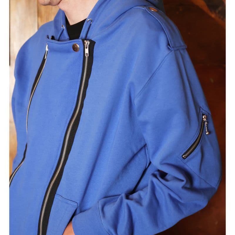ライダースジャケット風ジップアップフーディ Blue 着用画像 横 アップ