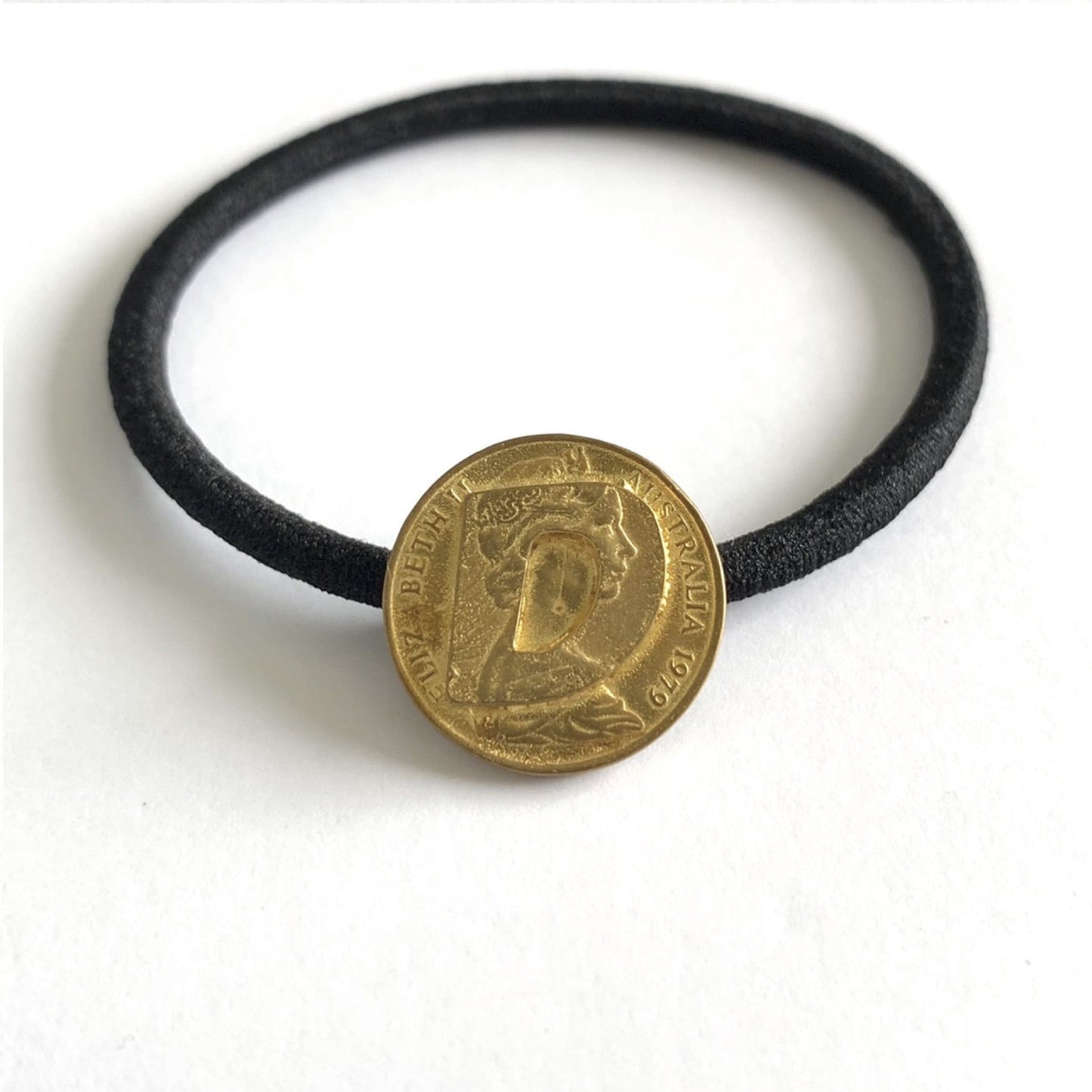 Aquvii(アクビ) | ヴィンテージコインを型取りイニシャルをのせたヘアゴム Initial Coin Hair Ring - Sopwith camel