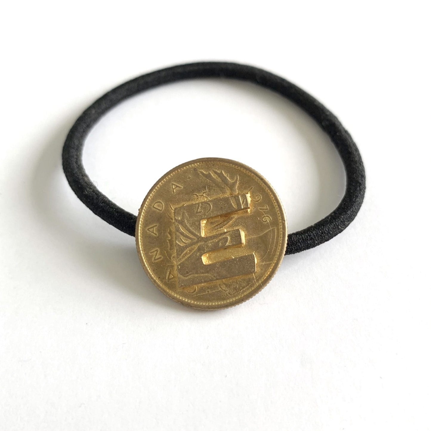 Aquvii(アクビ) | ヴィンテージコインを型取りイニシャルをのせたヘアゴム Initial Coin Hair Ring - Sopwith camel