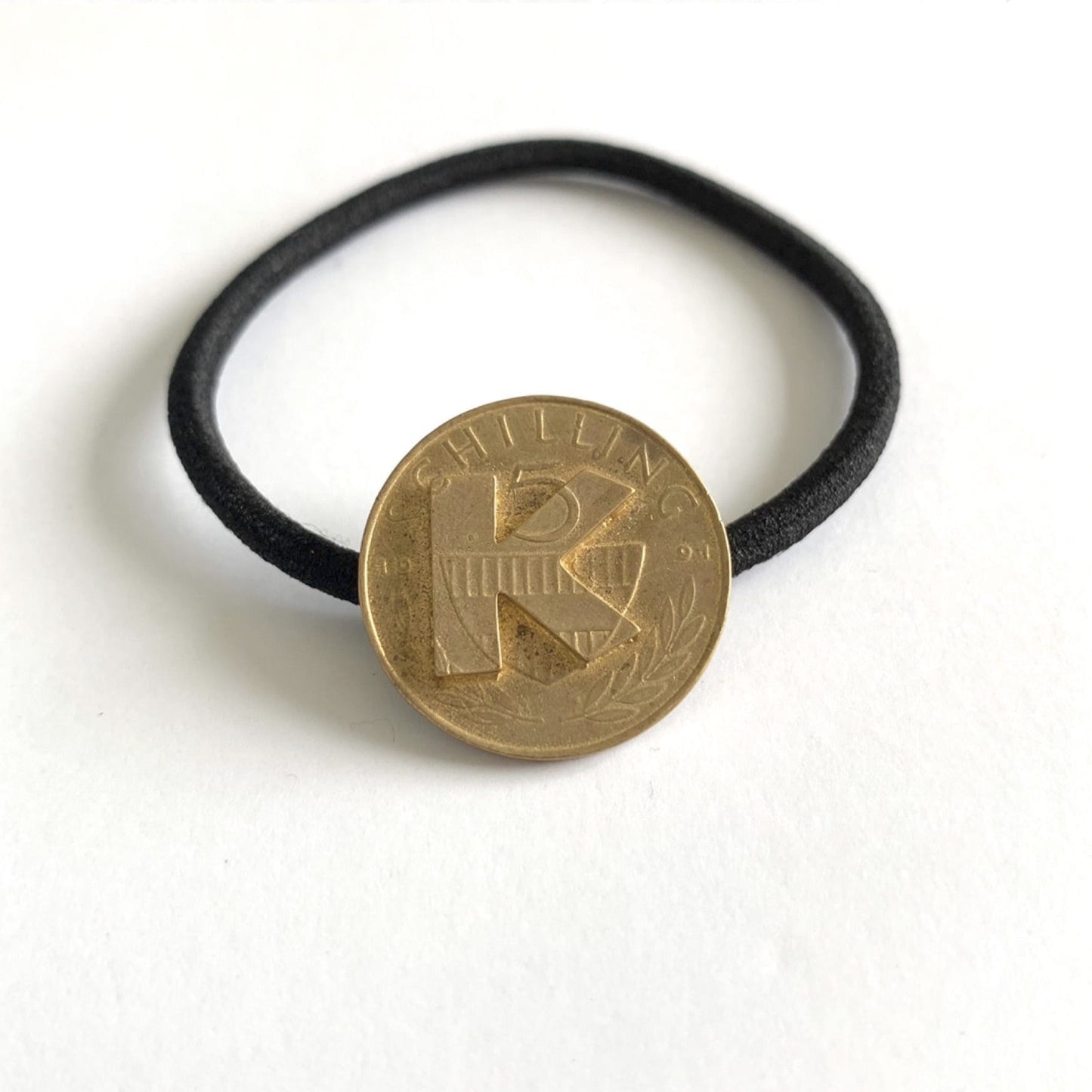 Aquvii(アクビ) | ヴィンテージコインを型取りイニシャルをのせたヘアゴム Initial Coin Hair Ring - Sopwith camel