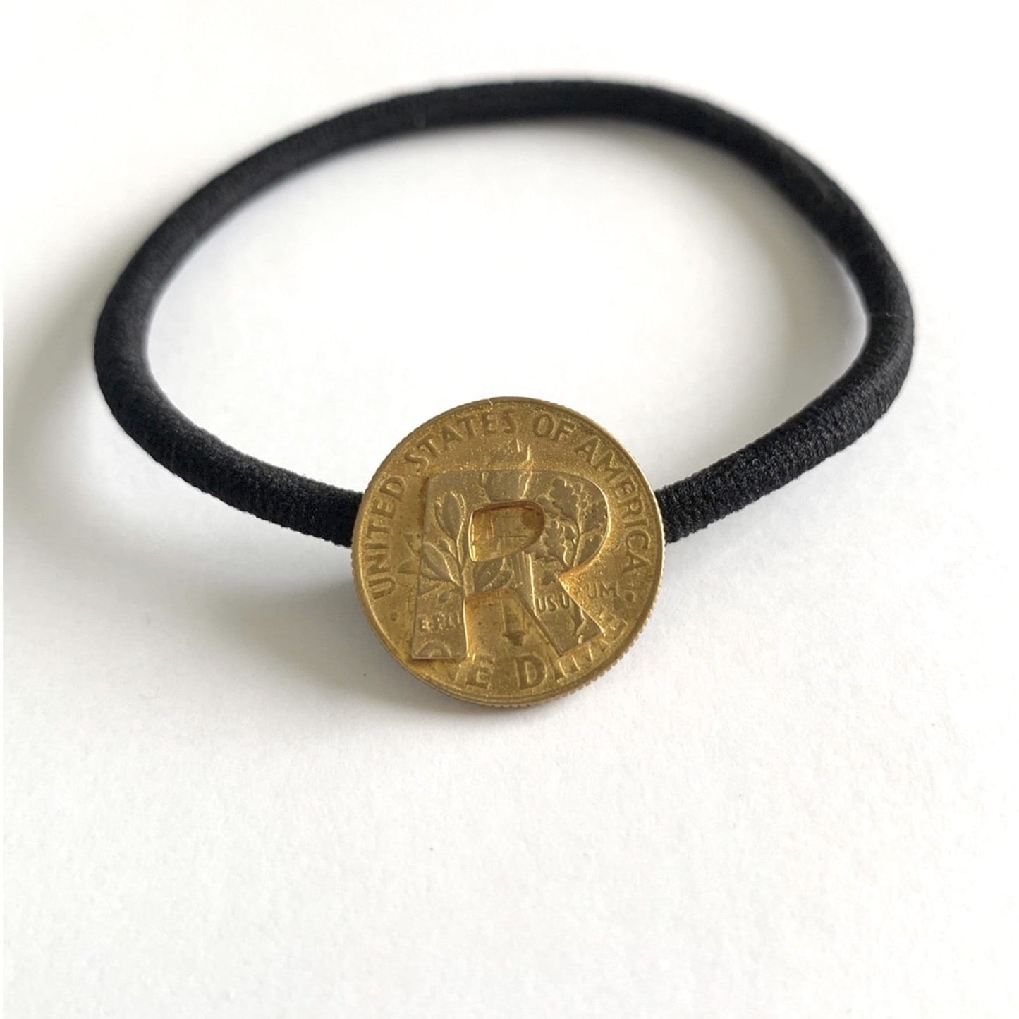 Aquvii(アクビ) | ヴィンテージコインを型取りイニシャルをのせたヘアゴム Initial Coin Hair Ring - Sopwith camel