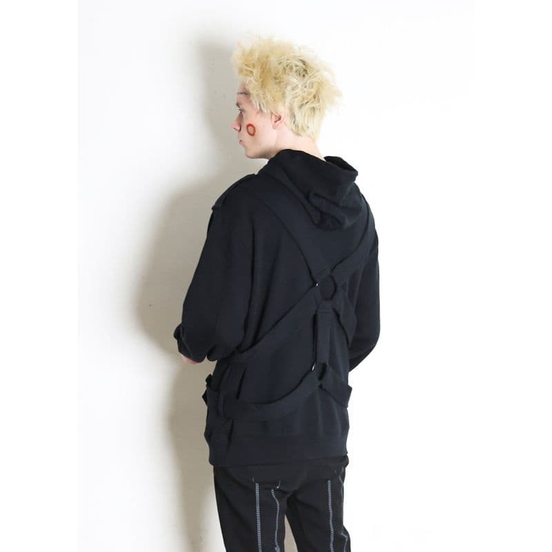 パンクカルチャーを代表するアイテムをアレンジしたプルオーバーフーディ Black 着用画像 背面