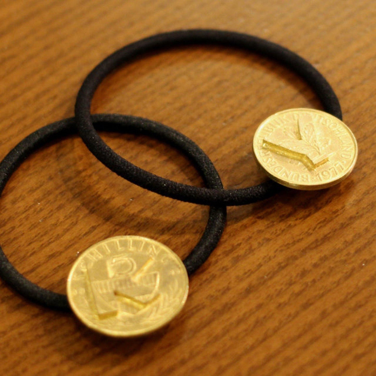 Aquvii(アクビ) | ヴィンテージコインを型取りイニシャルをのせたヘアゴム Initial Coin Hair Ring - Sopwith camel