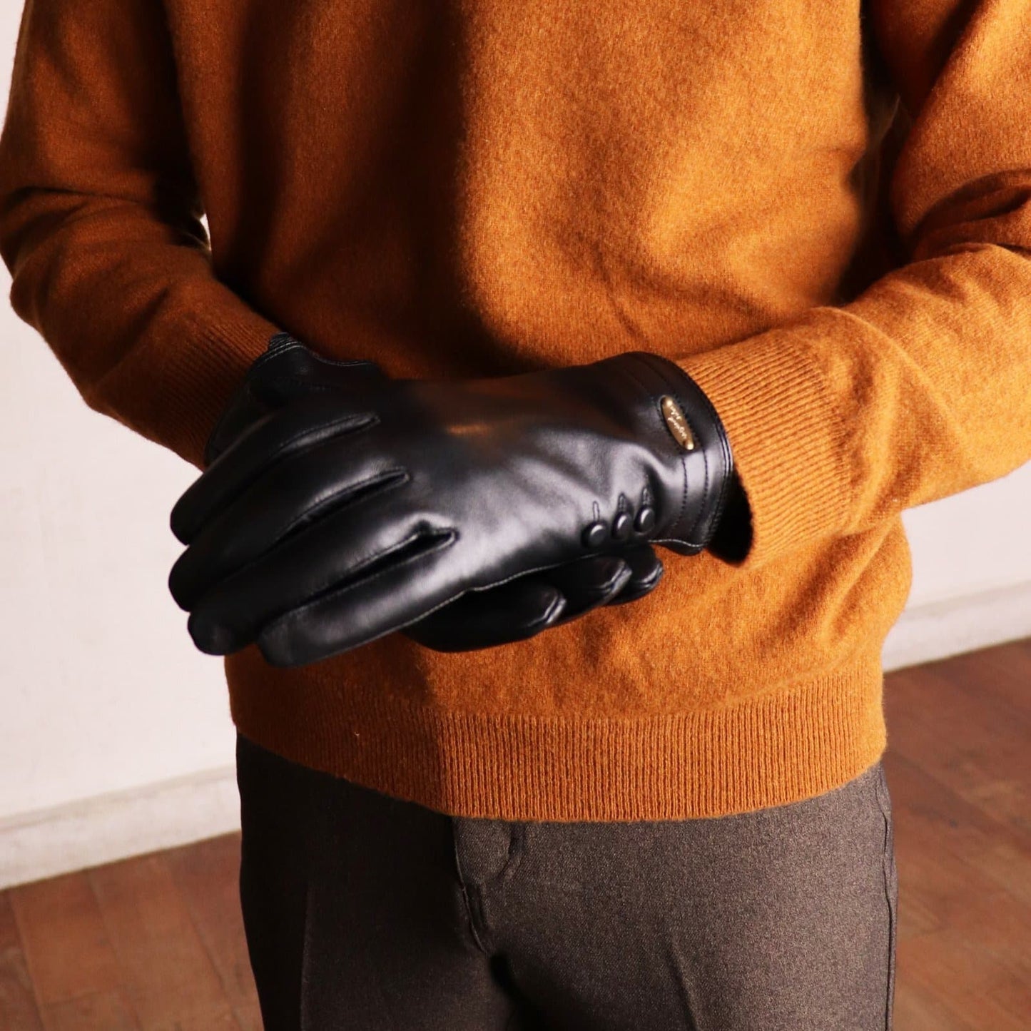 Buttons Leather Gloves〈Black〉