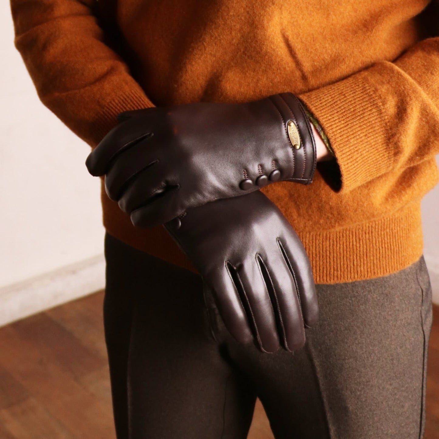 Buttons Leather Gloves〈Brown〉