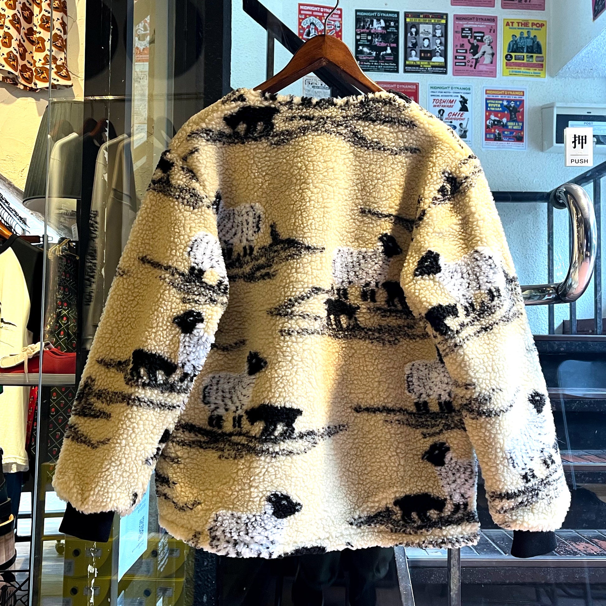 FARFIELD ORIGINAL | 英国製 カーディガンタイプのフリースジャケット〈ヒツジ柄〉背面