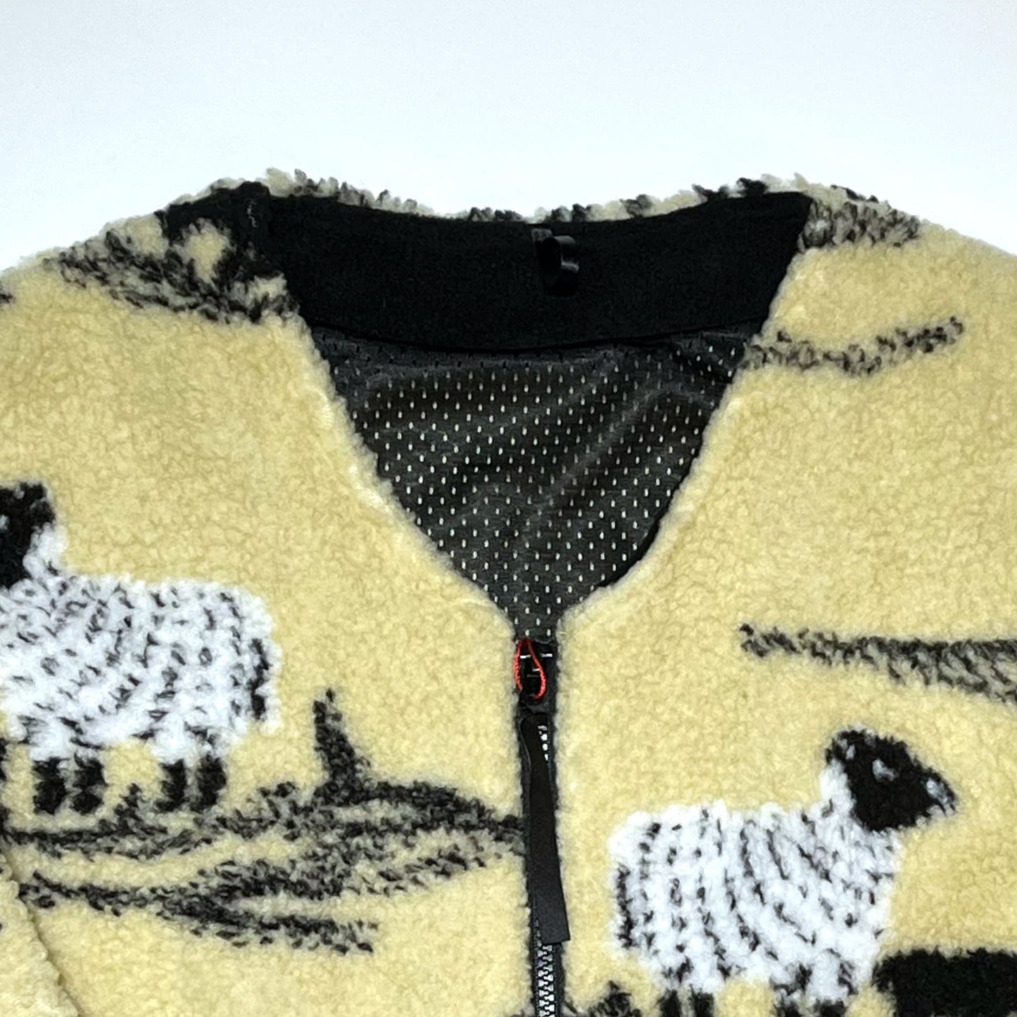FARFIELD ORIGINAL | 英国製 カーディガンタイプのフリースジャケット〈ヒツジ柄〉ネックデザイン