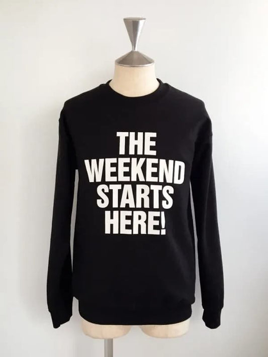 "THE WEEKEND STARTS HERE" Crew Sweat〈Black〉