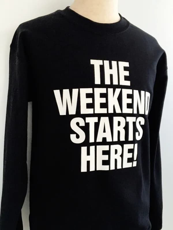 "THE WEEKEND STARTS HERE" Crew Sweat〈Black〉