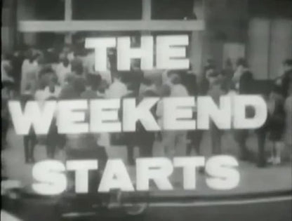 "THE WEEKEND STARTS HERE" Crew Sweat〈Black〉