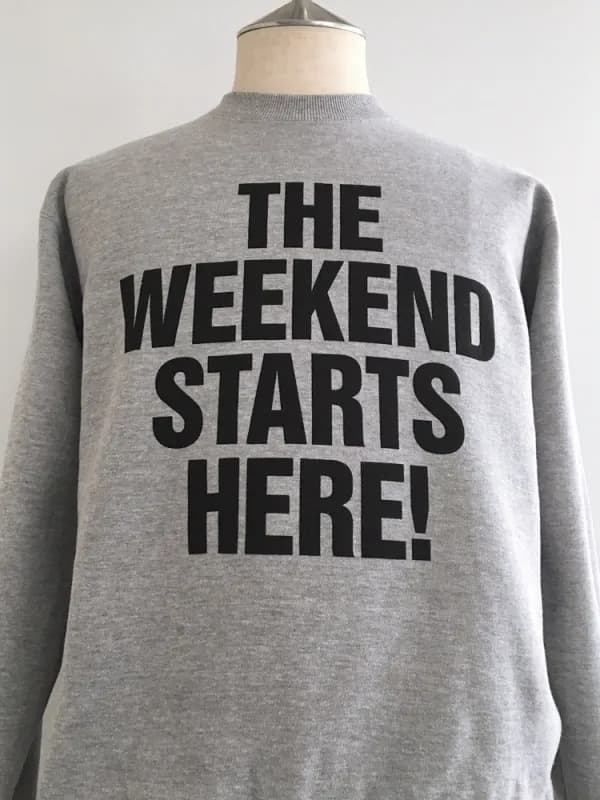 "THE WEEKEND STARTS HERE" Crew Sweat〈Heather Grey〉