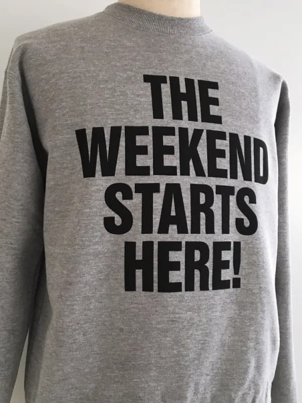"THE WEEKEND STARTS HERE" Crew Sweat〈Heather Grey〉