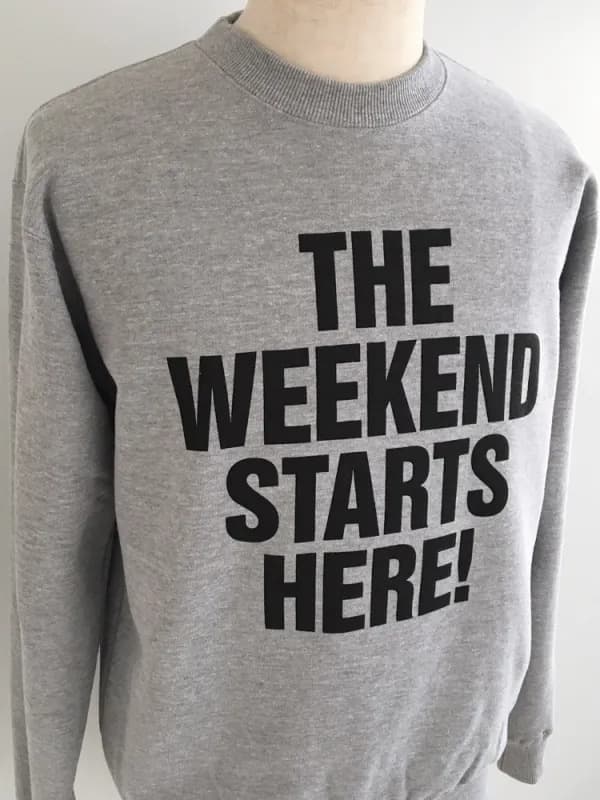 "THE WEEKEND STARTS HERE" Crew Sweat〈Heather Grey〉