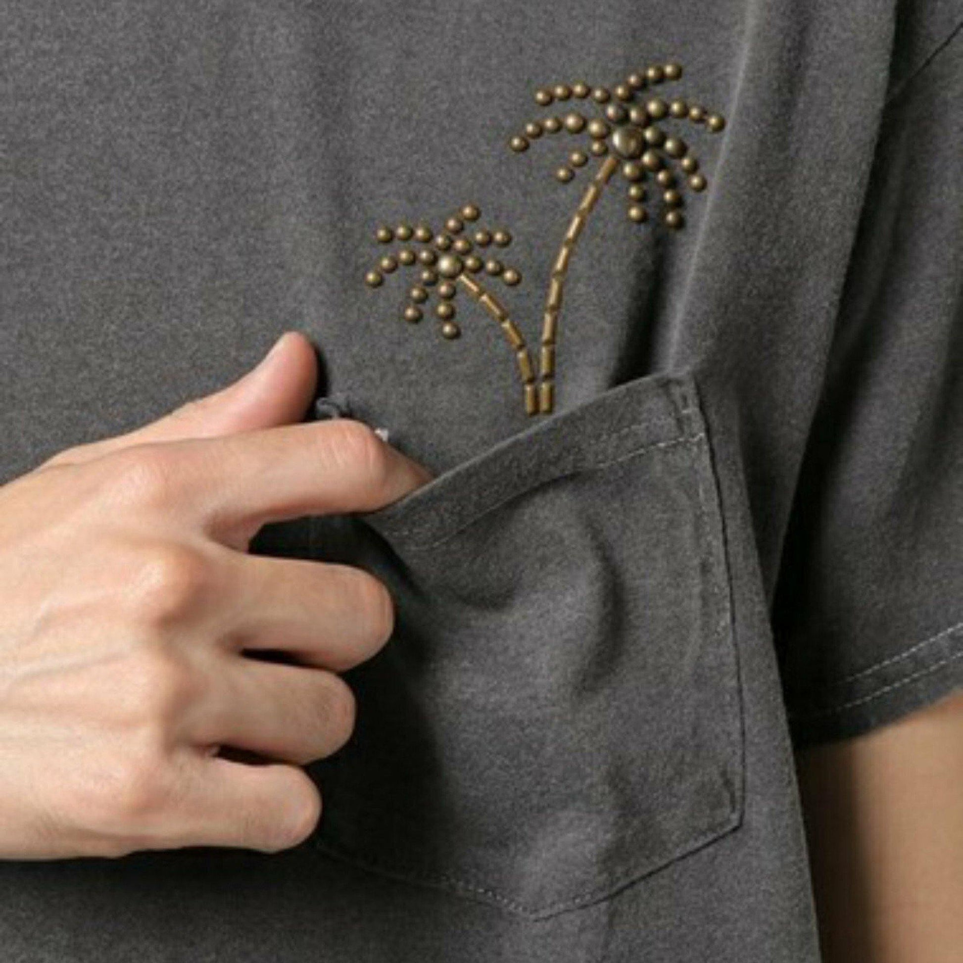 Studs PK Tee | ヤシの木をモチーフにしたスタッズ ポケットTシャツ - Sopwith camel