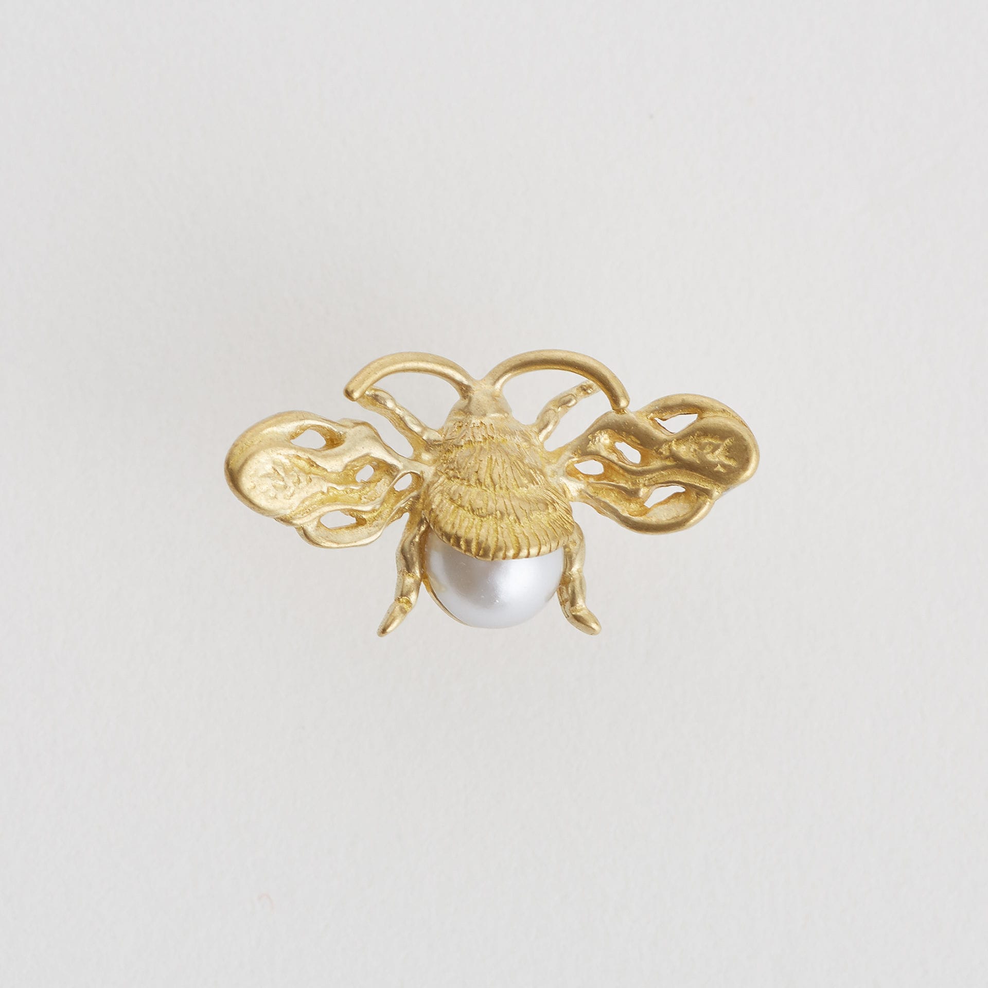 Aquvii(アクビ) × HAMADARAKA | 【コラボ】蜂をモチーフにしたピアス BUZZZ pierce [aq.084] - Sopwith camel