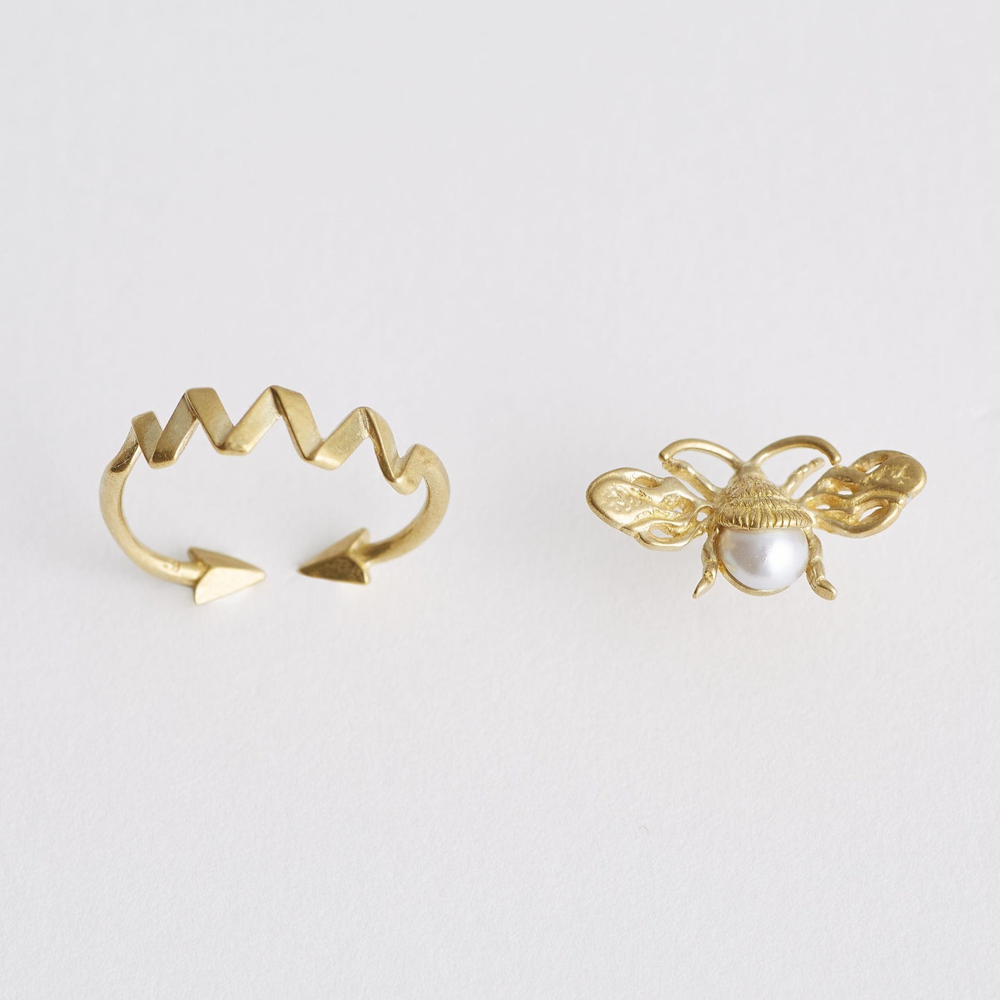 Aquvii(アクビ) × HAMADARAKA | 【コラボ】蜂をモチーフにしたピアス BUZZZ pierce [aq.084] - Sopwith camel