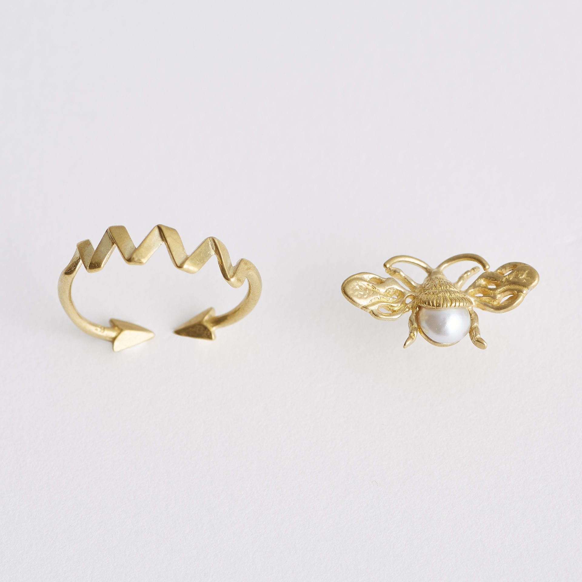 Aquvii(アクビ) × HAMADARAKA | 【コラボ】蜂をモチーフにしたピアス BUZZZ pierce [aq.084] - Sopwith camel