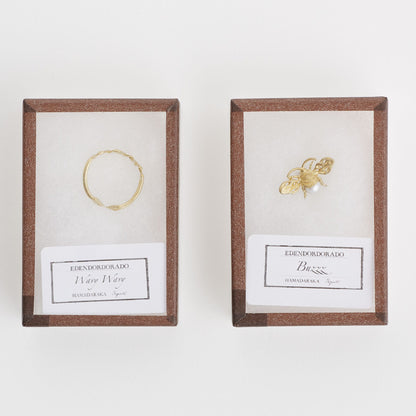 Aquvii(アクビ) × HAMADARAKA | 【コラボ】蜂をモチーフにしたピアス BUZZZ pierce [aq.084] - Sopwith camel
