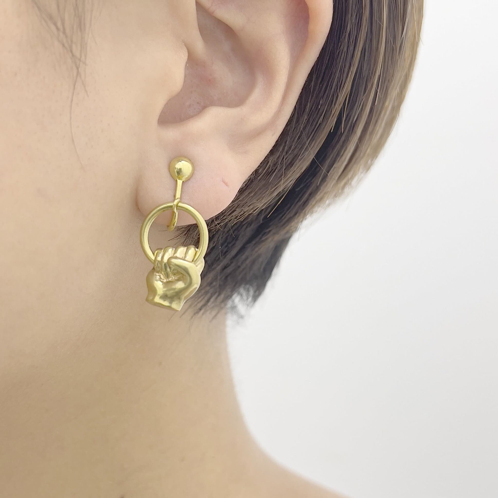 Aquvii(アクビ) | グッと握った拳がモチーフのアクセサリー(ネックレス・ピアス) - Sopwith camel