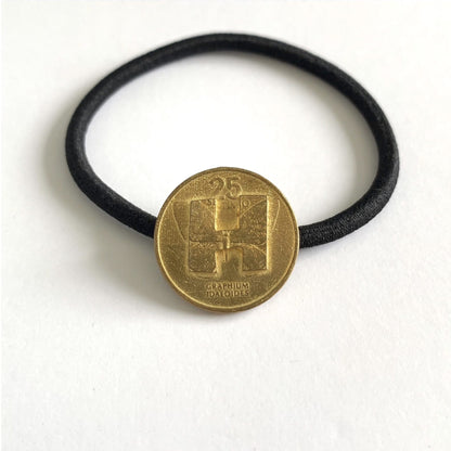 Aquvii(アクビ) | ヴィンテージコインを型取りイニシャルをのせたヘアゴム Initial Coin Hair Ring - Sopwith camel