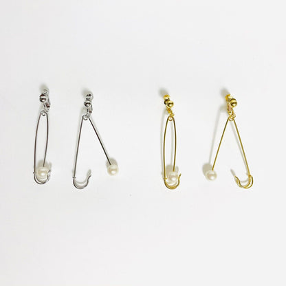 Aquvii(アクビ) | 安全ピンをモチーフにしたパールの両耳イヤリング Safety pin earring [aq.081] - Sopwith camel
