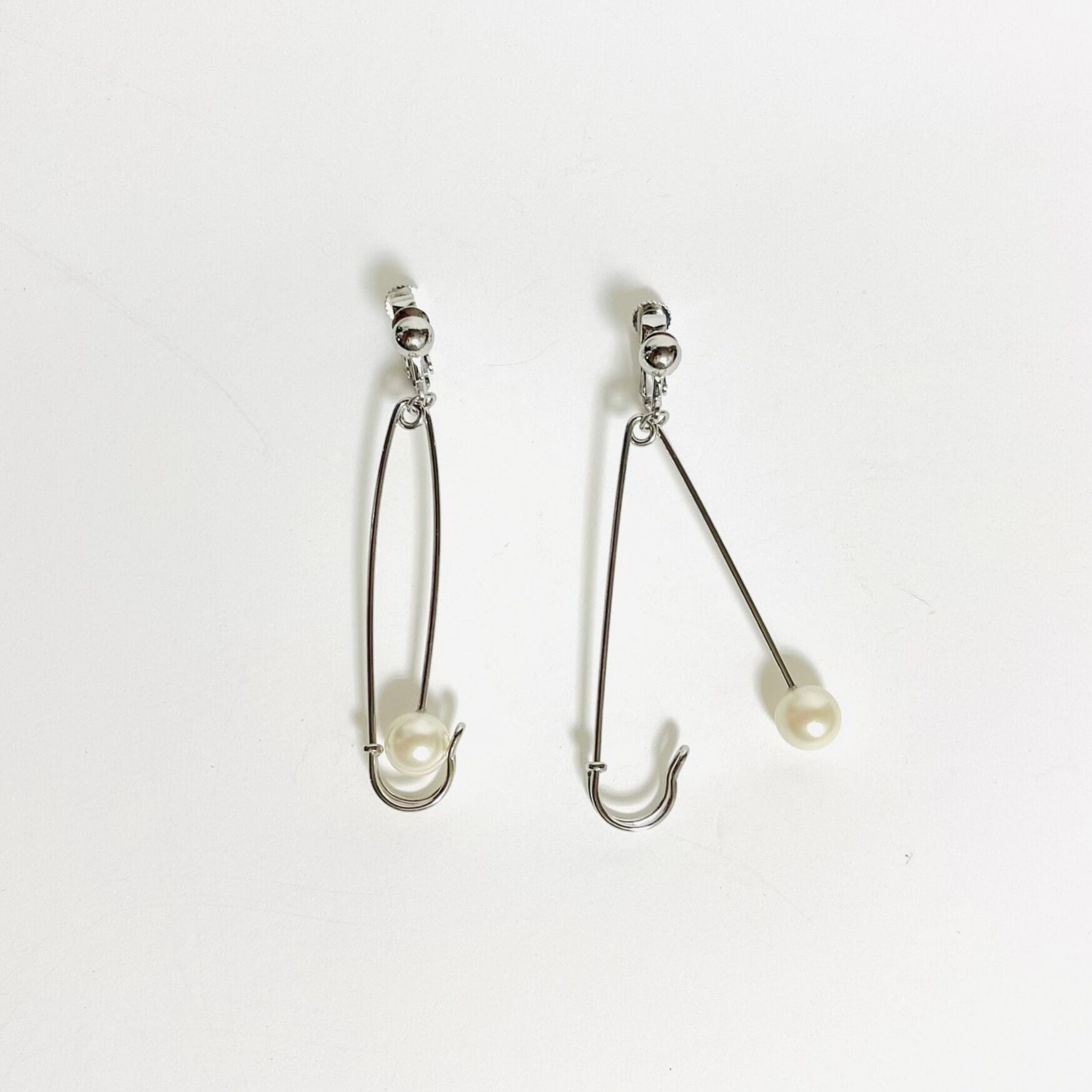 Aquvii(アクビ) | 安全ピンをモチーフにしたパールの両耳イヤリング Safety pin earring [aq.081] - Sopwith camel