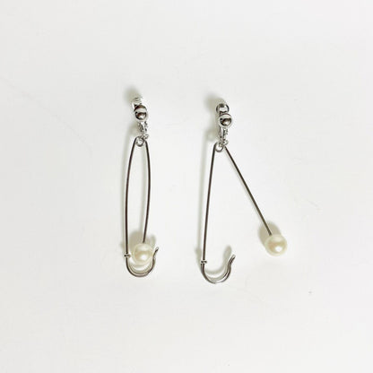 Aquvii(アクビ) | 安全ピンをモチーフにしたパールの両耳イヤリング Safety pin earring [aq.081] - Sopwith camel