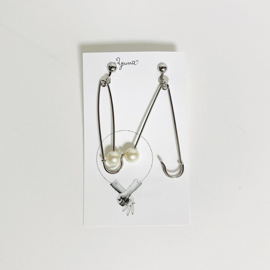Aquvii(アクビ) | 安全ピンをモチーフにしたパールの両耳イヤリング Safety pin earring [aq.081] - Sopwith camel