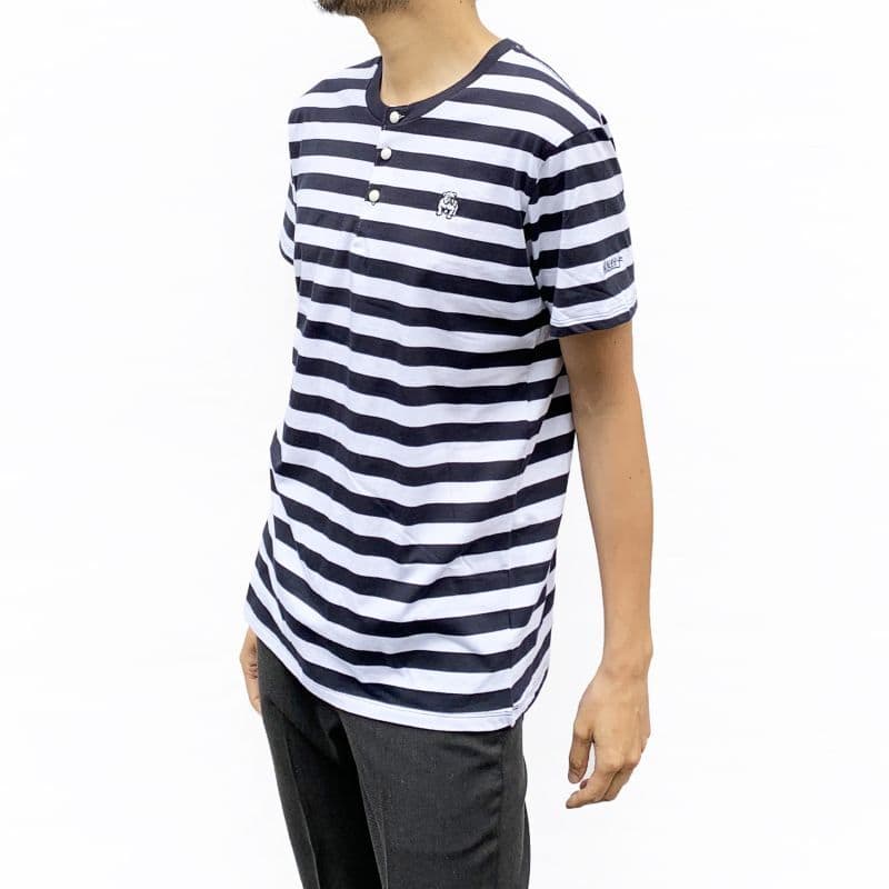 Original John(オリジナル ジョン) | クルミボタンのボーダー柄ヘンリーネックTシャツ〈Navy×White〉 - Sopwith camel