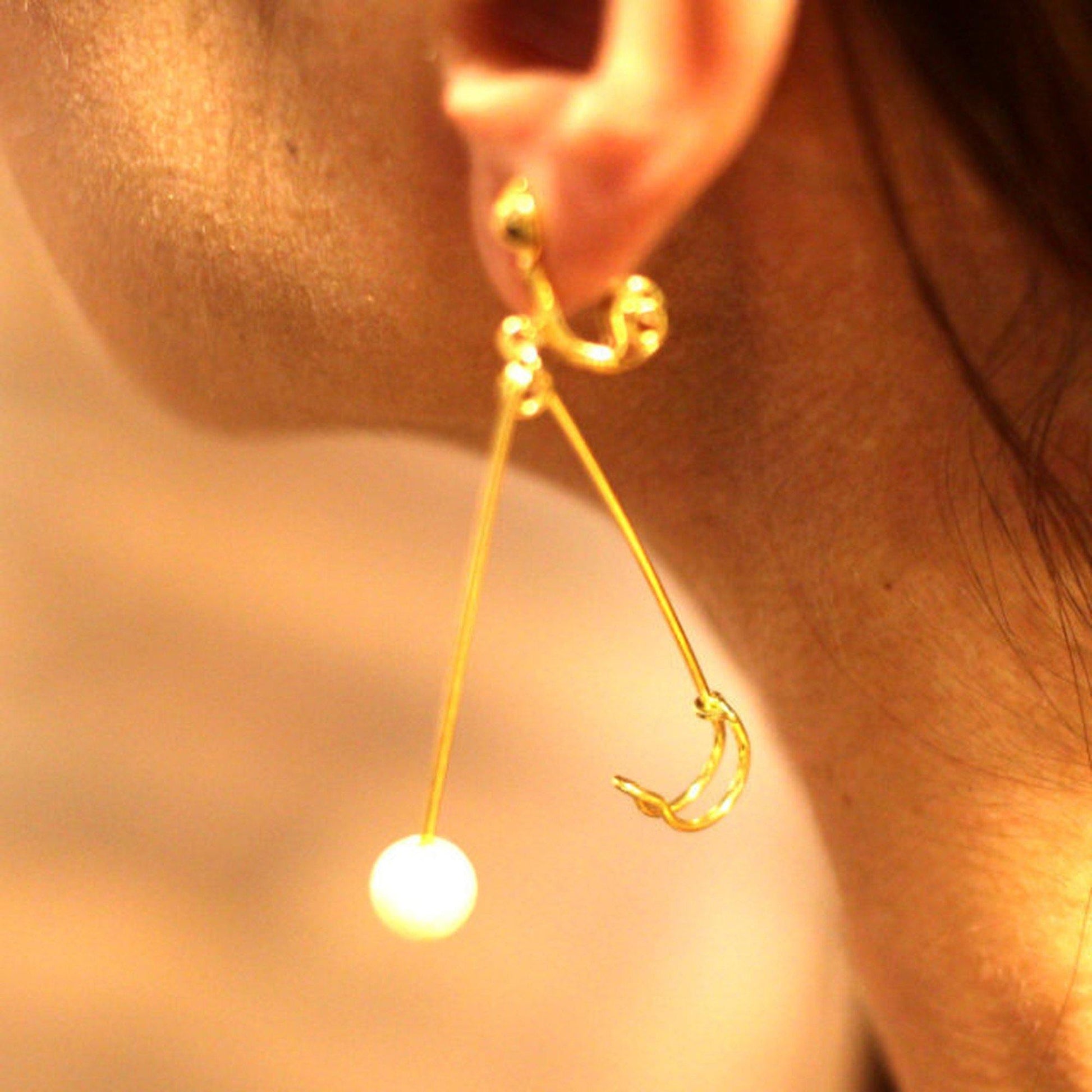 Aquvii(アクビ) | 安全ピンをモチーフにしたパールの両耳イヤリング Safety pin earring [aq.081] - Sopwith camel