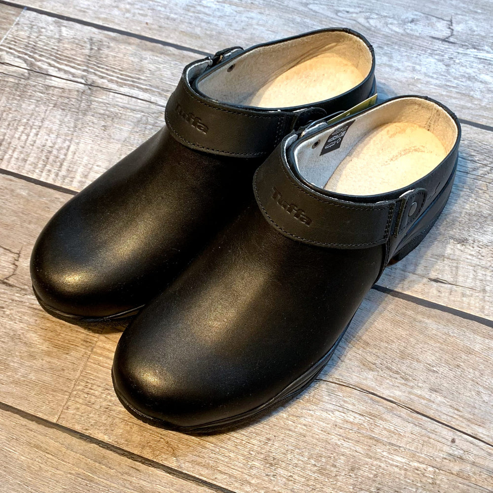 TUFFA BOOTS (タッファ ブーツ) | ジョッキーサンダル CARLOW レザー クロッグ 〈Black〉 - Sopwith camel